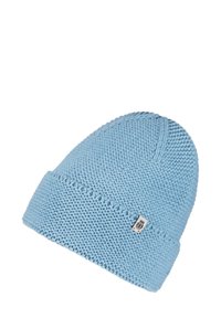 Helle blaue Strickmütze mit einem strukturierten Muster und einem umgeschlagenen Bündchen. Ein kleines, quadratisches Stofflabel ist an der Vorderseite angebracht.