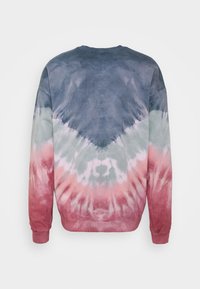 Felpa girocollo caratterizzata da un motivo tie-dye nei toni del blu, verde e rosa. Maniche lunghe con polsini a coste, realizzata in un tessuto morbido.