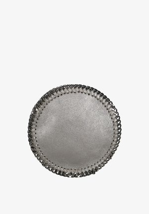 Borsa rotonda in pelle d'argento con una texture liscia e un dettagli di bordatura a cucitura in contrasto, caratterizzata da una finitura metallica.