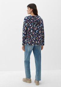 s.Oliver MIT ALLOVER-MUSTER - Kapuzenpullover - navy