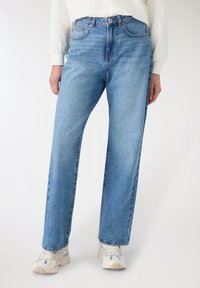 Jeans classici in denim blu con vita alta, design a gamba larga, lavaggio chiaro e sfumature sottili. Presentano una struttura a cinque tasche e un bottone in metallo.