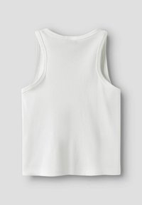 Débardeur blanc à côtes avec un col rond, des bretelles larges et une coupe ajustée. Texture lisse, sans motifs ni accents visibles.