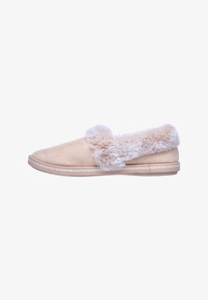 Beige suède slippers met een nepbont kraag, lage profiel, ronde neus en gestikte details langs de rand. Zachte textuur overal.