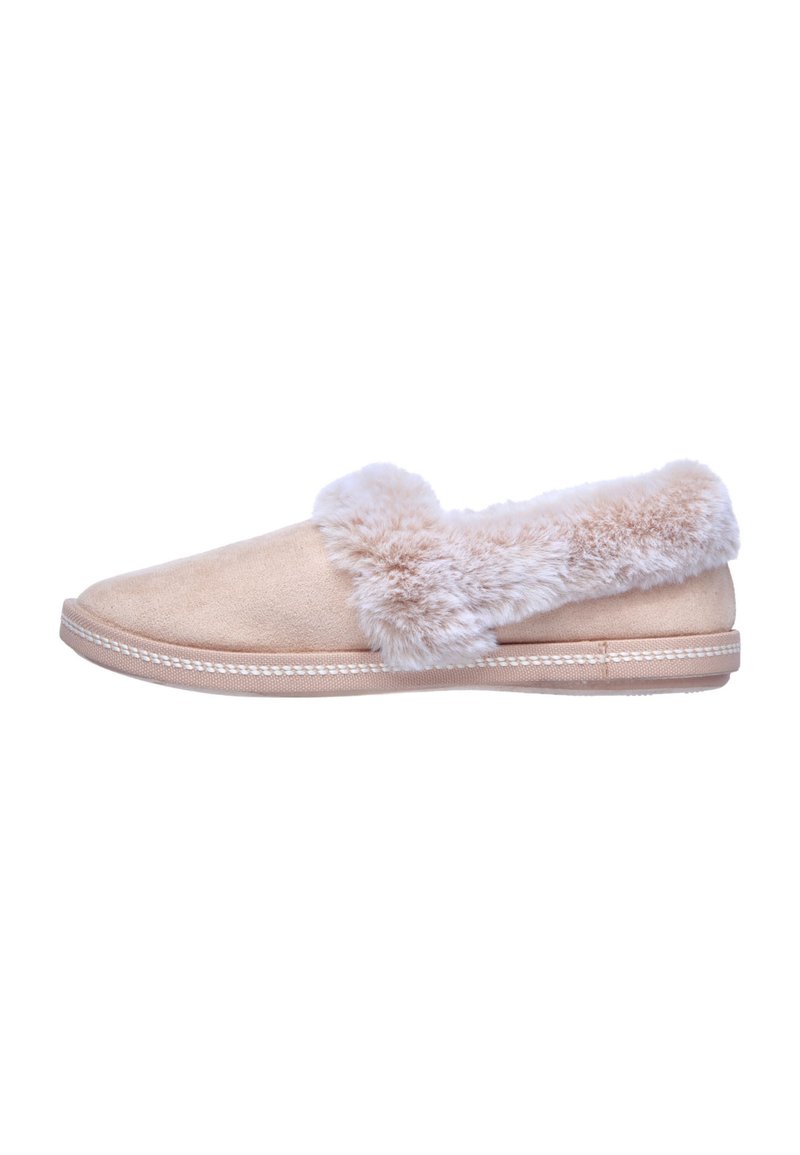 Beige suède slippers met een nepbont kraag, lage profiel, ronde neus en gestikte details langs de rand. Zachte textuur overal.