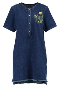 Tummansinisestä farkkukuvasta valmistettu mekko, jossa on lyhyet hihat, nappilista edessä, rintatasku kuvioidulla vuorella ja rispaantunut helma.