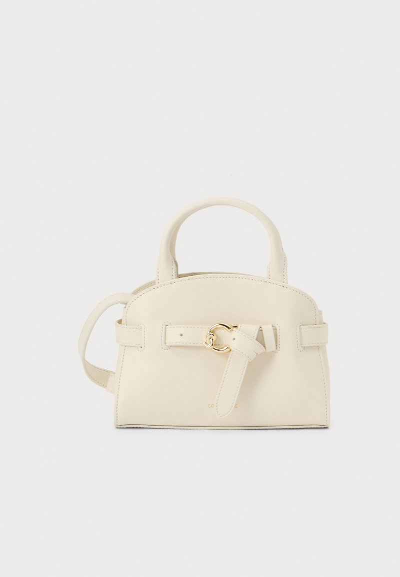 Kleine Handtasche aus cremefarbenem Leder mit oberen Griffen, einem vorderen Riemen, der mit einer goldenen Schnalle gesichert ist, und einem abnehmbaren Schulterriemen.