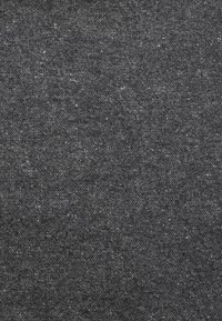 Texture de tissu tissé gris foncé avec des variations subtiles de ton et de petites taches plus claires sur tout le matériau.