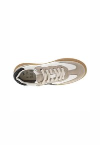 Sneaker z beżową i białą cholewką, z teksturami z zamszu i skóry, czarnym akcentem na pięcie oraz gumową podeszwą. Sześć otworów na sznurówki.