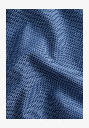 Tissu texturé bleu présentant un motif de maille en diamant avec une surface douce et flexible ; adapté à diverses applications dans l'habillement ou le rembourrage.