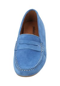 Mocassini in suede blu presentano una punta arrotondata, dettagli cuciti e una fascia decorativa sulla parte anteriore. Texture morbida con una soletta in pelle naturale.