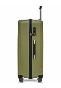 Maleta rígida verde con superficie texturada, cremallera negra, asa lateral y candado de combinación. Cuatro ruedas para facilitar la maniobrabilidad.