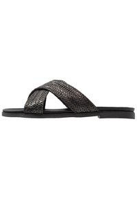 Svart vävd slide sandal med krysstrappar och en platt sula. Tillverkad av textilmaterial med en slät yta och minimalistisk design.
