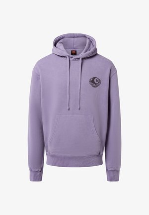 Sudadera morada hecha de un tejido suave, con un bolsillo canguro, capucha con cordones y un logo gráfico circular en el lado izquierdo del pecho.