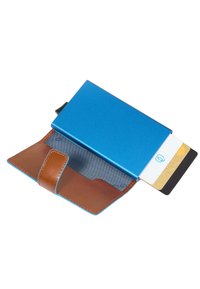 Blauwe aluminium portemonnee met bruine leren riem, voorzien van een binnenvoering en zichtbare creditcards. Compact en strak design.