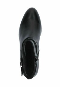 Botín negro hasta el tobillo con puntera afilada, exterior de cuero liso, cremallera lateral y detalles elásticos para mayor flexibilidad. El interior cuenta con un forro suave.