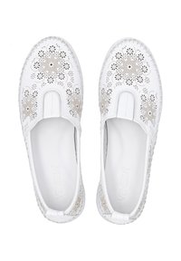 Witte instapschoenen met decoratieve ster uitsparingen en beige accenten, een gladde textuur en een gestikte randafwerking.