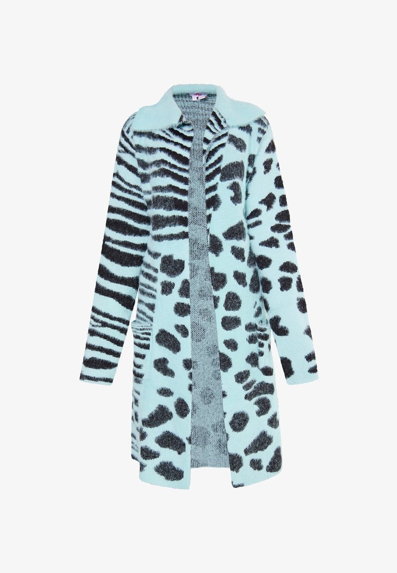Világoskék, bő szabású kabát fekete állati mintával, puha tapintással, hosszú ujjal és kivágott gallérral. Nyitott elülső kialakítás.