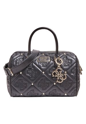 Sort quiltet Guess håndtaske med guldlogo plade, dekorative nitter, dobbelte håndtag, justerbar skulderrem og hængende metal brand charms.