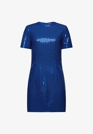 Kobieta w krótkiej sukience z krótkim rękawem, o długości powyżej kolan, w kolorze królewskiego błękitu, zdobionej cekinami, z okrągłym dekoltem i fakturowanym wzorem.