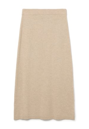 Gonna midi beige lavorata a maglia con silhouette dritta e fascia in vita, esposta in piano su uno sfondo bianco.