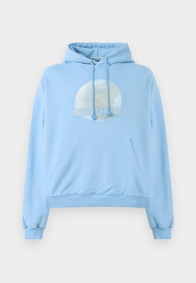 Felpa con cappuccio azzurra chiara realizzata in materiale morbido, con una grafica circolare della luna e la parola "MOTHER" in evidenza.