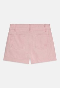 Rosa bomullsshorts med en avsmalnande design, som har två bakfickor och en liten logodetalj. Avslutad med sydda fållar för hållbarhet.