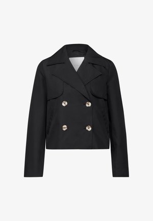 Chaqueta negra corta hecha de tela suave, con un frente cruzado y botones grandes de color claro, además de solapas anchas.