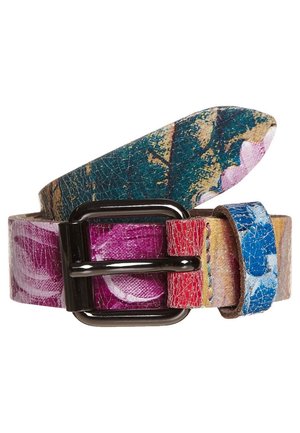 Ceinture en cuir colorée avec une boucle métallique noire, présentant un motif floral multicolore et une boucle de ceinture bleue.