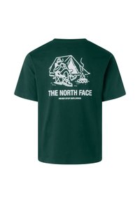 Camiseta de algodón verde oscuro con un gráfico blanco de una furgoneta camper frente a una tienda de campaña y una fogata, con el texto "THE NORTH FACE" y el eslogan debajo.