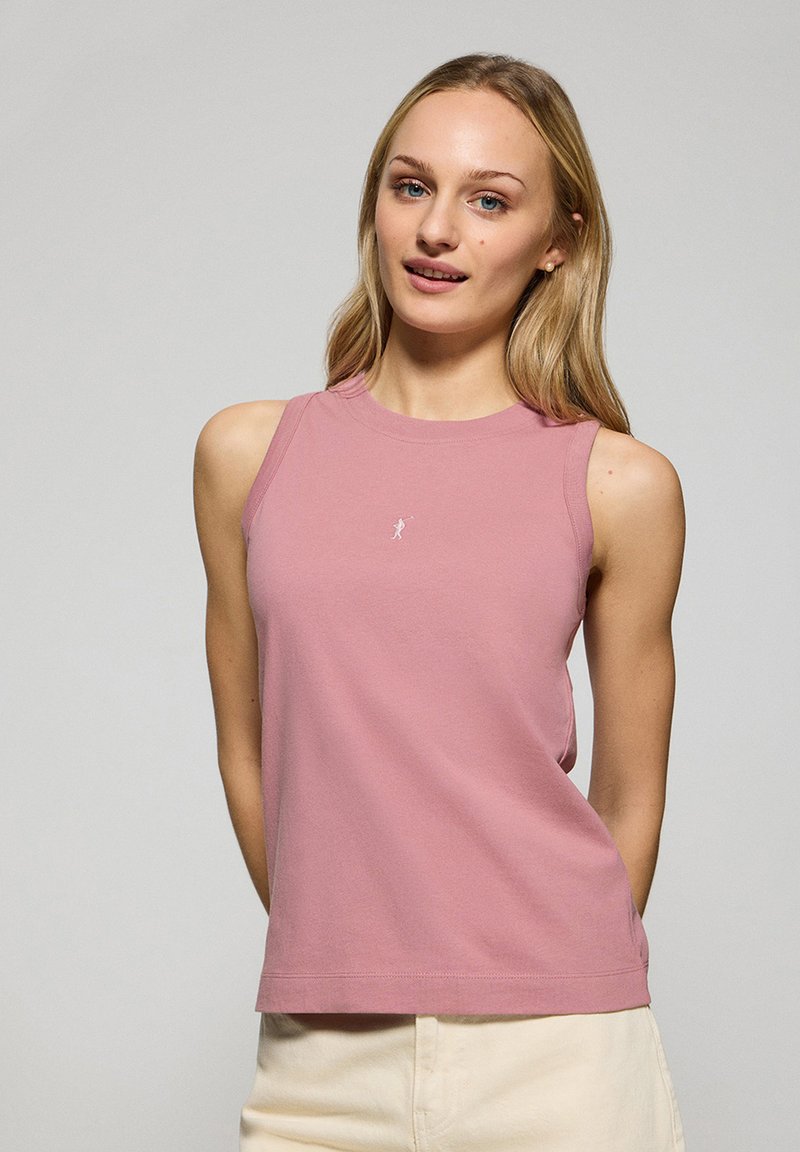 Różowa bawełniana koszulka bez rękawów z okrągłym dekoltem i subtelnym haftem logo na klatce piersiowej. Miękka tekstura i luźny krój.