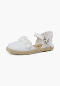 Witte espadrille schoen met bloemmotieven, canvas bovenwerk, verstelbare enkelband en jute-achtige zool. Ronde neus en textuurstof.