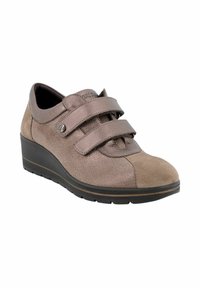 Scarpa a zeppa con tomaia marrone testurizzata, dotata di due cinturini in velcro e una punta in suede. La suola in gomma nera aggiunge contrasto e aderenza.