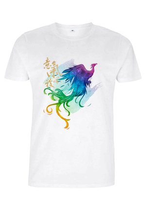 T-shirt bianco in cotone con una grafica colorata di una fenice in viola, blu e verde, con code fluide dai colori vivaci e testo asiatico.