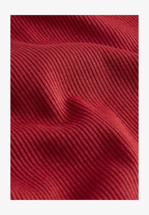 Țesătură texturată într-o nuanță bogată de roșu, cu dungi verticale înguste. Materialul pare moale și elastic, având o finisare netedă.