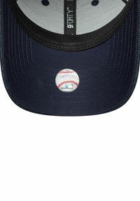Cappello da baseball navy caratterizzato da un tessuto liscio, design strutturato e una grafica circolare di baseball sulla parte anteriore. Branding 9FORTY all'interno.