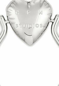 Silbernes herzförmiges Accessoire mit einer glänzenden, reflektierenden Oberfläche. Verfügt über eingeprägten Text "C P H STUDIOS" und gebogene Befestigungselemente.