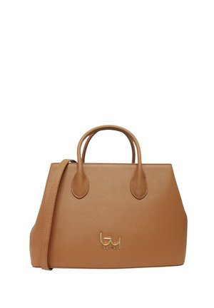 Sac à main en cuir marron avec deux poignées courtes, une longue bandoulière et un emblème logo doré sur le devant sur fond blanc.