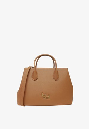 Braune Lederhandtasche mit zwei kurzen Griffen, einem langen Riemen und einem goldenen Logo-Emblem auf der Vorderseite vor weißem Hintergrund.