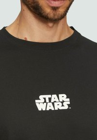 s.Oliver MIT STARWARS®  - T-shirt imprimé - schwarz