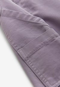 Pantaloni viola chiaro in tessuto testurizzato, con un taglio dritto e una tasca laterale con cuciture rinforzate.
