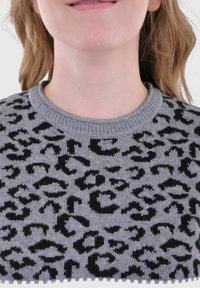 Grijze trui met een zwart panterprint patroon, textuur in de gebreide oppervlakte, en een ronde halslijn. Detail omvat een geribbelde kraag.