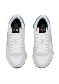 Sneaker atletiche bianche con accenti blu chiaro, logo nero e rosso sulla linguetta e sovrapposizioni grigie testurizzate. Sistema di allacciatura standard.