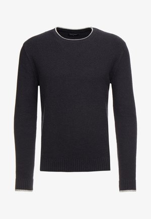 Tumma laivastonsininen neulepaita, jossa on teksturoitu pinta. Siinä on pyöreä pääntie sekä resorit hihansuissa ja helmassa vaaleanharmailla yksityiskohdilla.