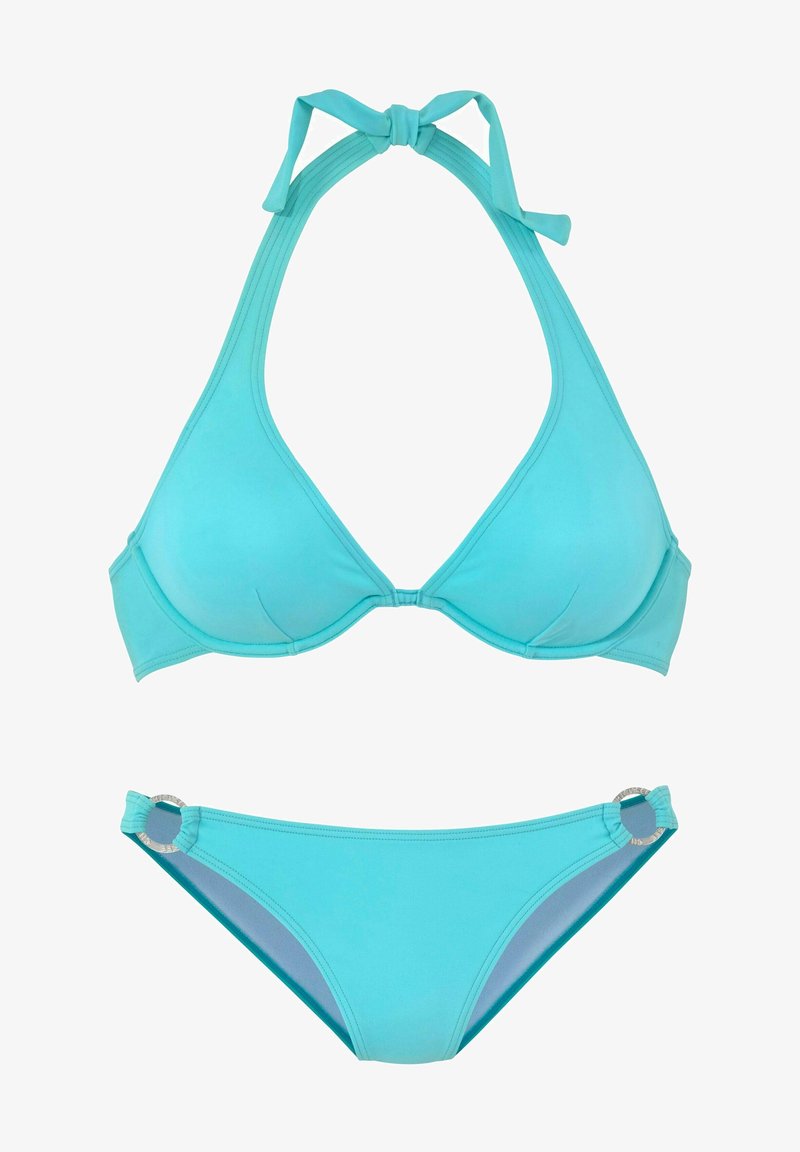 Türkises Bikini-Set mit einem Halterneck-Design, das ein dreieckiges Oberteil und Unterteil umfasst, akzentuiert durch silberne runde Beschläge an der Hüfte.