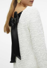 Vero Moda LAILA SEQUIN BOW - Kokteilikleit/peokleit - snow white
