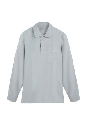 Polo de manga larga gris claro con cuello, tapeta de tres botones y un bolsillo en el pecho con botón sobre fondo blanco.