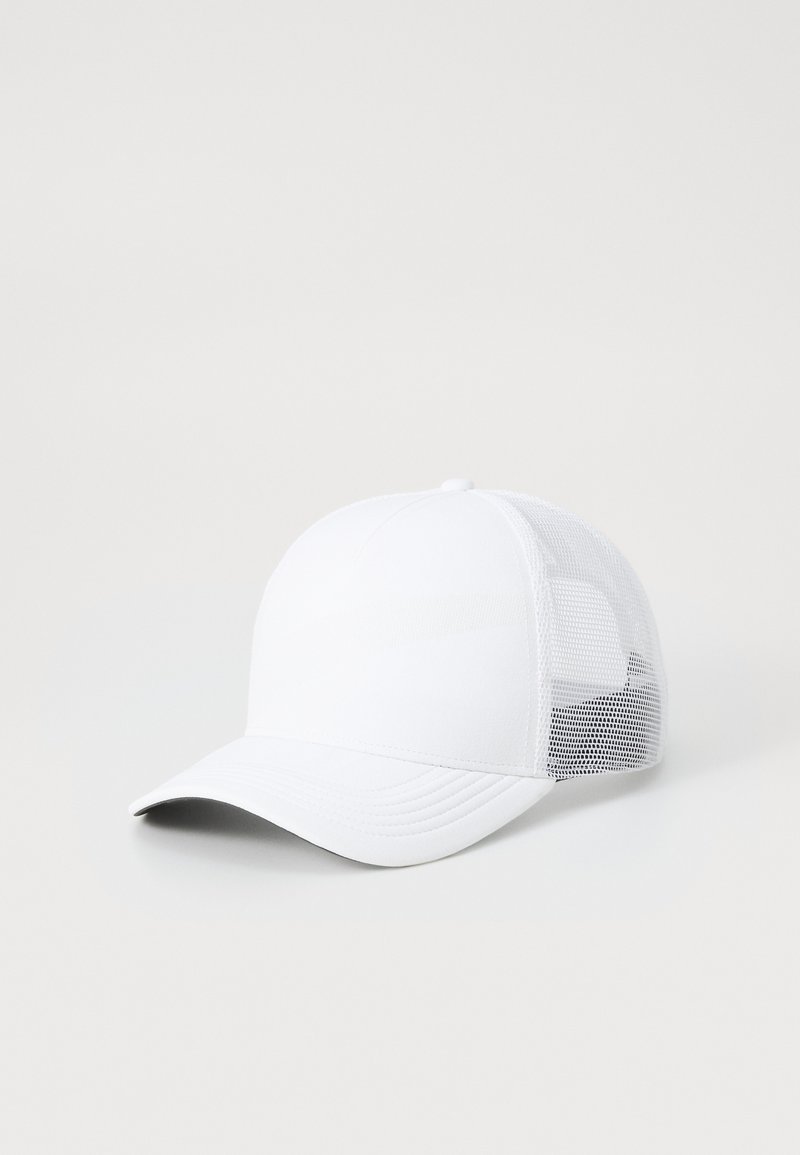 Casquette de baseball blanche avec une partie avant solide et un dos en maille. Présente une visière incurvée et un bouton supérieur, conçue pour la respirabilité.