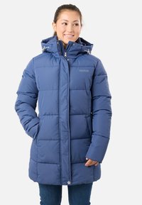 Blå vadderad vinterjacka med dragkedja och tryckknappsstängning, justerbar huva och boxig form. Har en logotyp på bröstet och sidofickor.