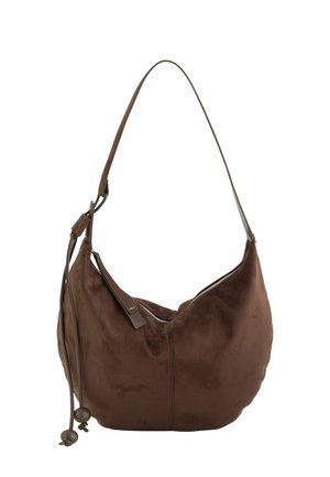 Bolso de hombro de cuero marrón suave con una sola correa, cierre de cremallera y dos cordones de cuero colgantes con cuentas redondas.