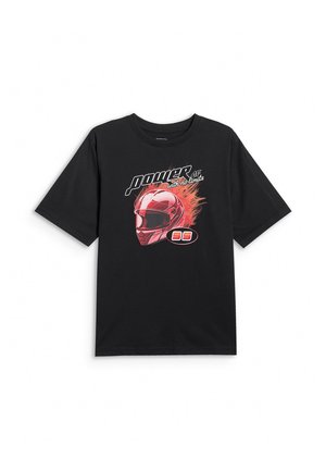 Czarny t-shirt z grafiką czerwonego kasku wyścigowego, płomieni, słowa "POWER" i liczby "95" z przodu.